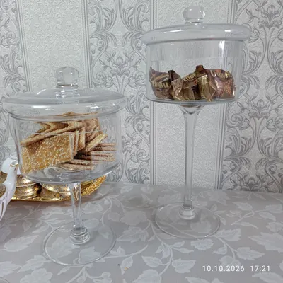 Стеклянные конфетницы на ножках с крышками