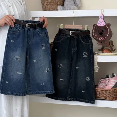 Chiroyli külotlarda chiroyli ayollar dumbalari