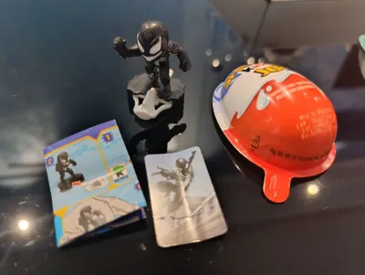 Фигурка Веном человек паук Kinder joy в полной комплектации
