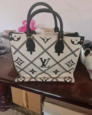 LV sumkasi, yangi, Yevropada sotib olingan 1