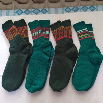 Keksa bir ayol yoshroq erkakka minora beradi