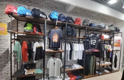 Kiyim va krossovkalar do‘koni uchun loft uslubidagi jihozlar stellajlari 1