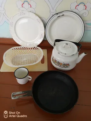 Сковородка, эмалированный чайник и посуда 1