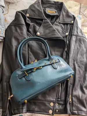 Miu Miu sumkasi, charm va jinsi kurtkalar 1