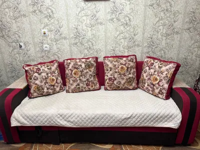 Срочно! продаётся диван и рабочий стол. 1