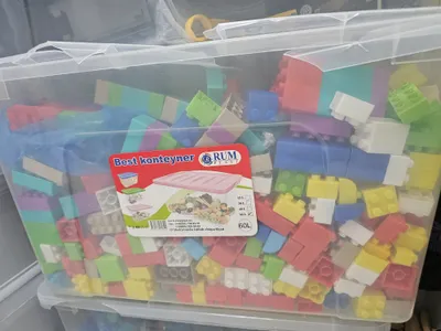 katta konteynerdagi Lego o‘yinchoqlari