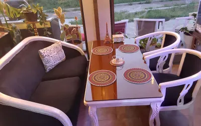 Divanlar, stullar va stollar to‘plamini sotaman