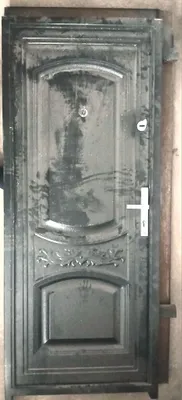 Temir eshik. Mokriy asvalt rang. 1