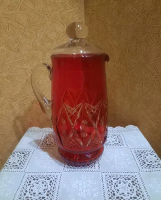 Yoqut rangli billur. Chiroyli, vintage uslubidagi qopqoqli grafin. Ideal 1