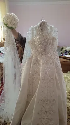 свадебное платье, букет и фата