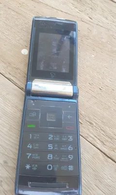 Tugmali buklanadigan telefon 1