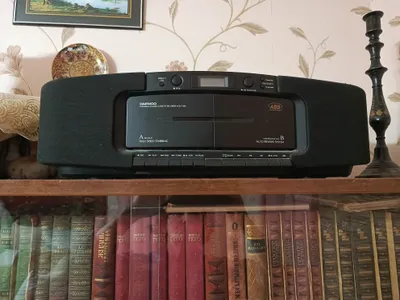 Kassetalarni, FM diapazonidagi radionI va CD-disklarni o‘qiydigan magnitofon sotiladi 1