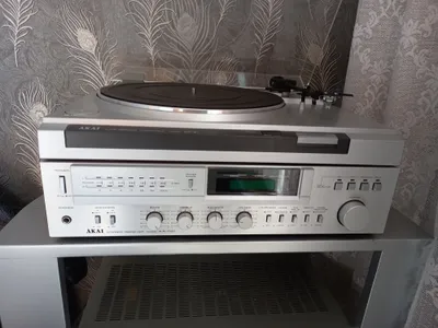 AKAI проигрыватель винила и AKAI ресивер 1