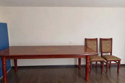 Стол и стулья для гостиной