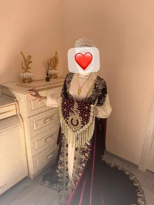 ansambil  kelinlarniki kiyilgan qoʻl mexnati bezak