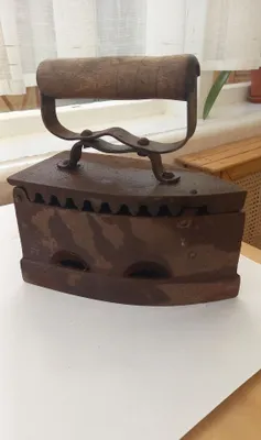 Продам антикварный утюг на углях, чугунный.
