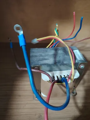 Transformator 2 ta chiqishli, har biri 12 volt. 1