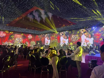 LED ekran, podium, yorug‘lik musiqasi va alyuminiy fermalarni ijaraga berish 1