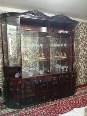 Продаётся сервант, уступлю в цене 1