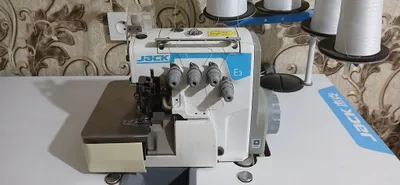 Jack E3 4ipli sanoat overlok tikuv mashinasi 1