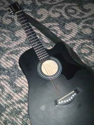 Akustichiski gitara qora mativi rangi 1
