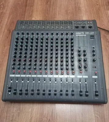 Комплект звуковой Behringer Pmp 2000 и колонки 12 дюймов.