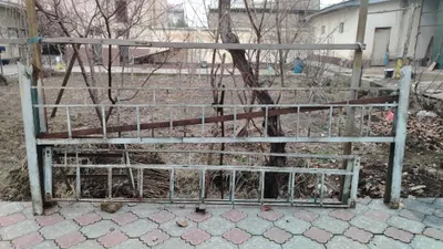 Железная скамья, прочная доска, старая