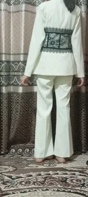 oq rangdagi kostyum shim 1