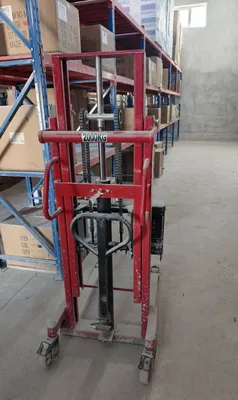 2000 kg, 180 sm gidravlik qo‘l shtabelyori 1
