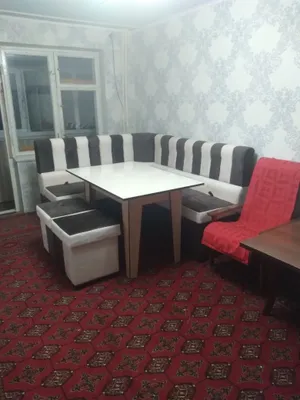 O‘lchami 180×160 bo‘lgan oshxona burchagi, stol 122×81×80, ikkita yumshoq pufik.