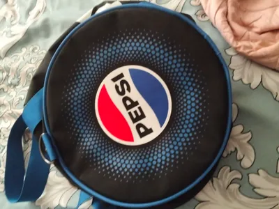 suratda Pepsi logotipi tushirilgan yumaloq sumka