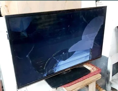 Samsung 32 televizorini sotaman. Ekrani singan. Ehtiyot qismlar uchun 1