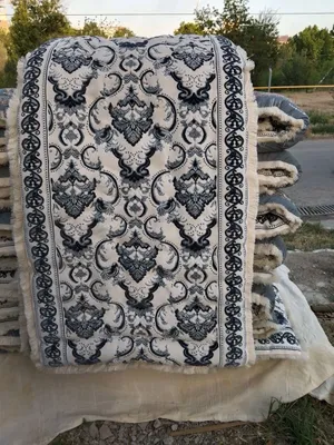 Midget va qora tanli odam surati