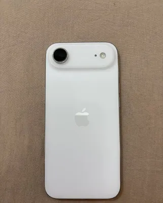 Qutisi va hujjatlari bilan iPhone 17 Air 1