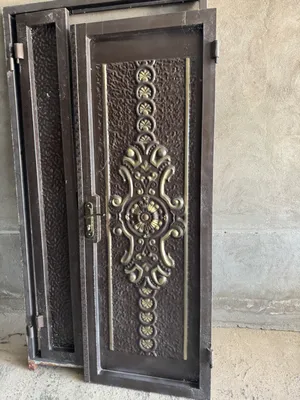 Железная дверь размером 2,8 × 1,6 м 1