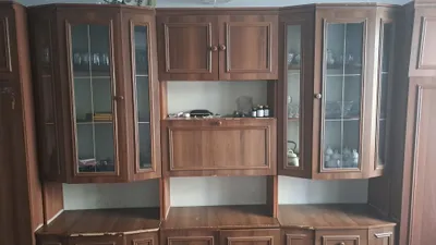 Yaxshi holatdagi shkafli mebel devori