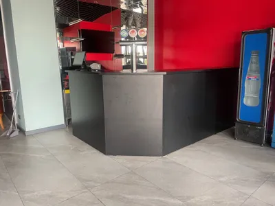 Yog‘ochdan tayyorlangan bar peshtaxtasi