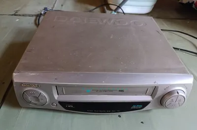 VHS formatidagi kassetalar uchun kumush rangli DV-F34W videomagnitofoni 1