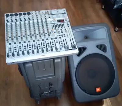 Behringer Pmp 2000 miksheri va 12 dyuymli karnaylar to‘plami.