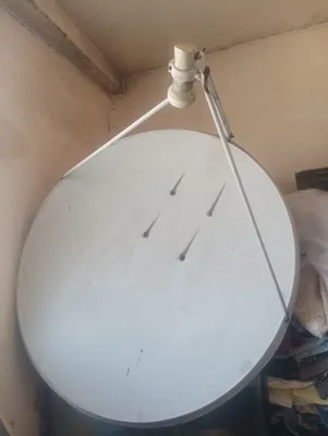 Boshchasi bilan kichik parabolik antenna