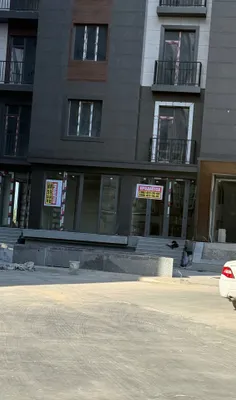 Sotiladi: butun birinchi qavat, deyarli 500 kvadrat metr, 6 ta kirish joyi 1