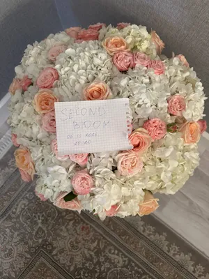 Gortenziya va atirgullardan chiroyli buket