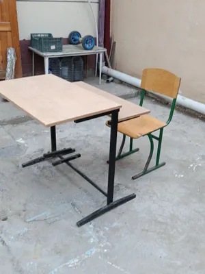 Есть стулья и одна парта