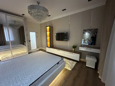 Baland shiftli yangi yevro-xay-tek uslubidagi kvartira sotiladi. Mebel va texnika. 1