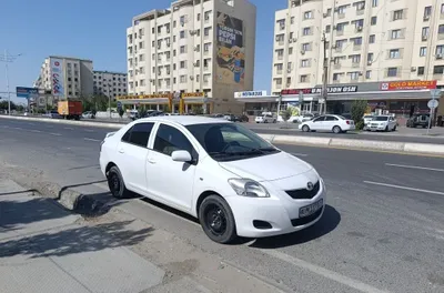 Продаётся Toyota Yaris, 2008 года, механика, метан, полностью окрашен 1
