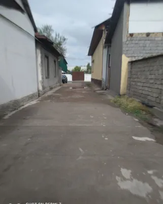 Кирпичный домик находиться рядом с центром .. 1