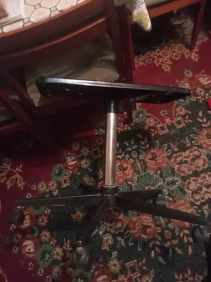 Железный столик для телевизора. 1