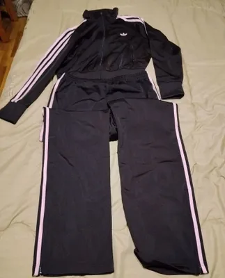 Adidas sport kostyumi