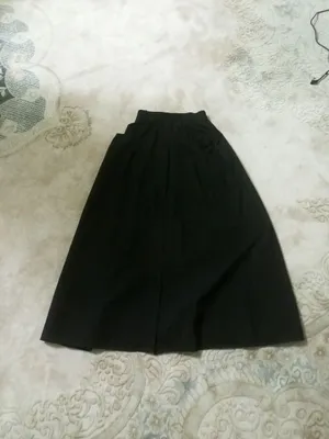 Qora yubka va kulrang to‘qilgan kofta 1