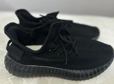 Продается Черные кроссовки Yeezy для 1